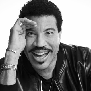 Lionel Richie canta "We Are The World" com os participantes do American Idol.